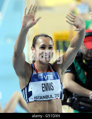 Jessica Ennis, de Grande-Bretagne, célèbre avant que sa victoire ne soit inversée et elle est rétrogradée à l'argent dans le Pentathlon de Womens lors des Championnats du monde en salle de l'IAAF à l'Atakoy Athletics Arena, Istanbul, Turquie. Banque D'Images