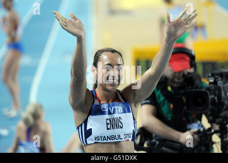 Jessica Ennis, de Grande-Bretagne, célèbre avant que sa victoire ne soit inversée et elle est rétrogradée à l'argent dans le Pentathlon de Womens lors des Championnats du monde en salle de l'IAAF à l'Atakoy Athletics Arena, Istanbul, Turquie. Banque D'Images