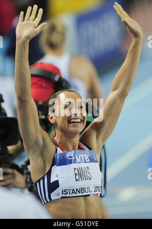 Jessica Ennis, de Grande-Bretagne, célèbre avant que sa victoire ne soit inversée et elle est rétrogradée à l'argent dans le Pentathlon de Womens à la suite de l'événement de 800 m lors des Championnats du monde en salle de l'IAAF à l'Atakoy Athletics Arena, Istanbul, Turquie. Banque D'Images