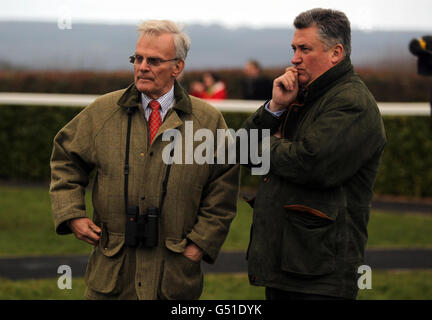 Clive Smith, propriétaire de Kauto Star (à gauche) avec l'entraîneur Paul Nicholls à l'hippodrome de Wincanton, Wincanton. Banque D'Images