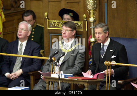 Le prince de Galles à l'Assemblée générale de l'Église d'Écosse à Édimbourg, où il a fait l'éloge de la culture et des traditions de l'Écosse. Le premier ministre adjoint Jim Wallace, à l'extrême gauche, a été l'un des premiers ministres de l'Écosse.* et le Seigneur Provost d'Édimbourg Eric Milligan, à gauche.Le prince, s'exprimant en tant que premier héritier du trône à s'adresser à l'Assemblée générale, a déclaré qu'il connaissait l'Écosse « infiniment mieux que toute autre partie du Royaume-Uni ».Voir PA News Story ROYAL Prince Substitut.Photo de Robert Perry/Ecosse dimanche Banque D'Images