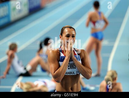 Photo précédemment non publiée de Jessica Ennis en Grande-Bretagne attendant à la ligne d'arrivée pour les résultats finaux dans le Pentathlon de Womens avant qu'elle ait reçu la médaille d'argent lors des Championnats du monde en salle de l'IAAF à l'Atakoy Athletics Arena, Istanbul, Turquie. Banque D'Images