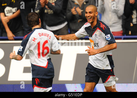 Football - Barclays Premier League - Bolton Wanderers / Queens Park Rangers - Reebok Stadium.Darren Pratley de Bolton Wanderers (à droite) célèbre son but avec Mark Davies (à gauche), coéquipier Banque D'Images