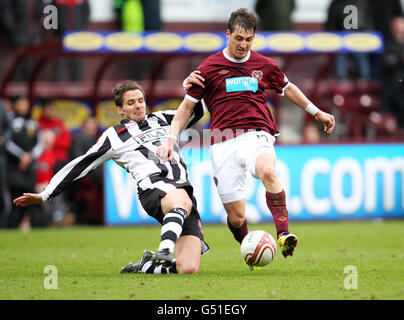 Le tournoi Lee Mair de St Mirren et Rudi Skacel de Heart en action lors du match de la première ligue écossaise de Clydesdale Bank au stade Tynecastle, à Édimbourg. Banque D'Images