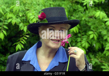 L'actrice EastEnders PAM St Clement, qui joue Pat Evans dans le savon, au Chelsea Flower Show à Londres. Une double célébration a eu lieu lorsque les acteurs principaux d'Eastenders, qui a quinze ans, ont visité le quinzième Aidez le vieux jardin d'exposition. Banque D'Images