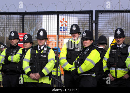 La police se trouve à l'extérieur de la porte de la centrale nucléaire de Hinkley point dans le Somerset, où environ 800 personnes se sont rassemblées à la veille du premier anniversaire de la catastrophe de Fukushima pour manifester contre l'utilisation de l'énergie nucléaire. APPUYEZ SUR ASSOCIATION photo. Date de la photo: Samedi 10 mars 2012. Les manifestants s'opposent à la construction d'un nouveau réacteur, Hinkley point C, sur le site. Voir l'histoire de PA, PROTEST Hinkley. Le crédit photo doit être lu : Tim Ireland/PA Wire Banque D'Images