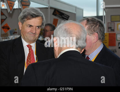 Le député libéral démocrate Chris Huhne (à gauche) s'entretient avec les délégués lors de la conférence de printemps des libéraux démocrates à Sage, Gateshead. Banque D'Images