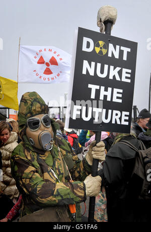 Un manifestant devant la porte d'entrée de la centrale nucléaire de Hinkley point dans le Somerset où environ 800 personnes se sont rassemblées à la veille du premier anniversaire de la catastrophe de Fukushima pour manifester contre l'utilisation de l'énergie nucléaire. Banque D'Images