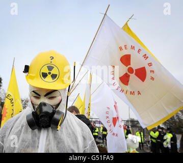 Un manifestant devant la porte d'entrée de la centrale nucléaire de Hinkley point dans le Somerset où environ 800 personnes se sont rassemblées à la veille du premier anniversaire de la catastrophe de Fukushima pour manifester contre l'utilisation de l'énergie nucléaire. Banque D'Images