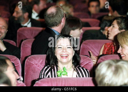 Bjork célèbre l'annonce qu'elle a remporté la meilleure actrice au Festival de Cannes, pour son premier film, Dancer in the Dark, qui a également remporté la prestigieuse Palme d'Or.29/09/2000 les cinéphiles peuvent profiter d'une garantie de remboursement vendredi 29 septembre 2000, le film de Bjork Dancer in the Dark - qui a divisé les critiques - devant les cinémas du pays.Les publics pourront réclamer leurs droits d'entrée s'ils trouvent que l'expérience n'est pas à zéro pour aujourd'hui seulement.Le film a été salué par les juges du Festival de Cannes qui lui a décerné la Palme d'Or. Banque D'Images