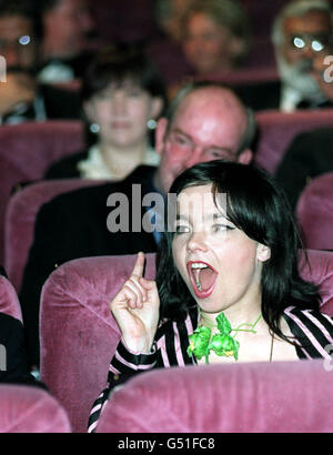 Bjork célèbre l'annonce qu'elle a remporté la meilleure actrice au Festival de Cannes, pour son premier film, Dancer in the Dark, qui a également remporté la prestigieuse Palme d'Or. Banque D'Images