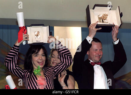 L'actrice Bjork, le réalisateur Lars Von Trier et la co-star Catherine Deneuve célèbrent les prix du film Dancer dans les ténèbres au Festival de Cannes. Bjork a remporté la meilleure actrice et le film a également gagné le prestigieux Palm d'Or. Banque D'Images