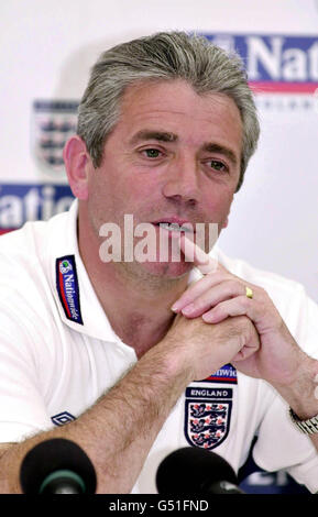 Cette image ne peut être utilisée que dans le contexte d'une fonction éditoriale. Kevin Keegan, responsable du football en Angleterre, parle aux médias à l'abbaye de Bisham, avant que son équipe joue au Brésil à Wembley le 27/05/00 dans une internationale amicale. * ...comme préparation aux championnats Euro 2000 en Hollande et en Belgique le mois prochain. Banque D'Images