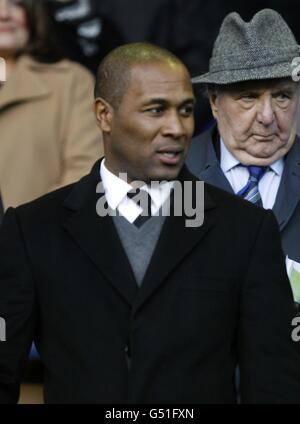 Football - Barclays Premier League - Everton / Tottenham Hotspur - Goodison Park.Ancien football les Ferdinand dans les tribunes Banque D'Images