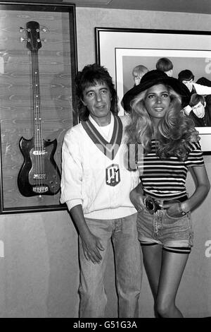 Rolling Stone Bill Wyman avec son fiancé de 18 ans Mandy Smith, lors du lancement du restaurant vétéran du rock 'sticky Fingers', à Kensington, dans l'ouest de Londres. Banque D'Images