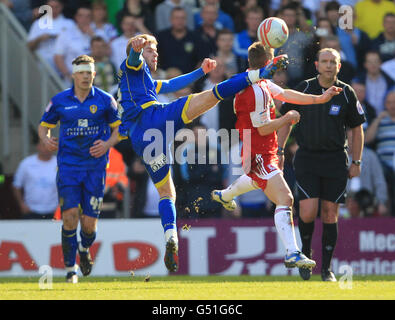 Football - npower football League Championship - Middlesbrough / Leeds United - Riverside Stadium.Kevin Thomson (à droite) de Middlesbrough reçoit une chaussure accidentelle au visage d'Adam Clayton (à gauche) de Leeds United, ce qui entraîne une blessure Banque D'Images