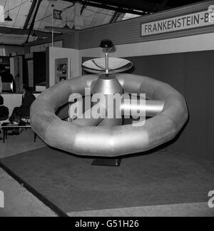 Modèle d'une station spatiale orbitale en tissu gonflé, fabriquée par Frankenstein-Beaufort, et exposée dans l'exposition statique du SBAC Show à Farnborough. Banque D'Images