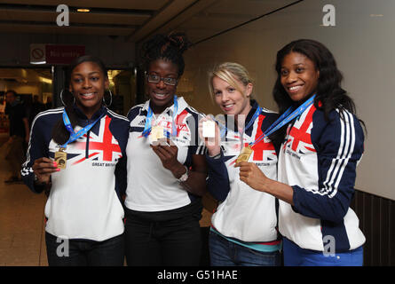 L'équipe de relais de la Grande-Bretagne 4x400m (gauche-droite) Perri Shakes-Drayton, Christine Ohuruogu, Nicola Sanders et Shana Cox arrivent à l'aéroport de Heathrow, Londres. Banque D'Images