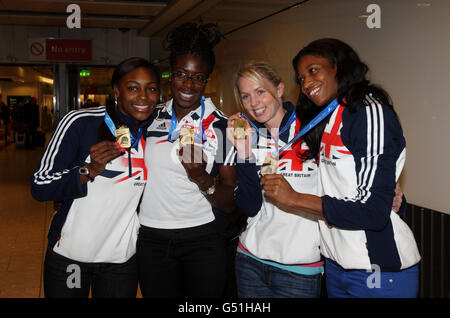 L'équipe de relais de la Grande-Bretagne 4x400m (gauche-droite) Perri Shakes-Drayton, Christine Ohuruogu, Nicola Sanders et Shana Cox arrivent à l'aéroport de Heathrow, Londres. Banque D'Images