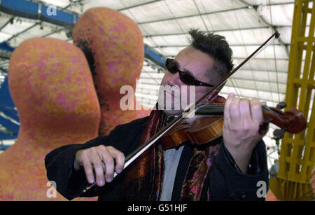 Le violoniste Nigel Kennedy au Millennium Dome de Londres, en préparation pour sa représentation en direct gratuite de Skyscrape au Dome le 27/5/00, qui sera diffusée sur le BBC World Service dans le cadre de la campagne Music Live de la BBC. * qui encourage les gens à s'impliquer dans des événements musicaux. Banque D'Images