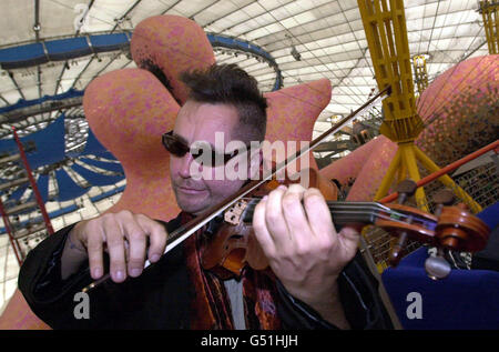 Le violoniste Nigel Kennedy au Millennium Dome de Londres, en préparation pour sa représentation en direct gratuite de Skyscrape au Dome le 27/5/00, qui sera diffusée sur le BBC World Service dans le cadre de la campagne Music Live de la BBC. * qui encourage les gens à s'impliquer dans des événements musicaux. Banque D'Images