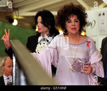 Madame Elizabeth Taylor, accompagnée de la chanteuse pop américaine Michael Jackson, participe à un concert de gala de charité en hommage à la carrière, à la vie et à la collecte de fonds de Mme Taylor, au Royal Albert Hall de Londres. Banque D'Images