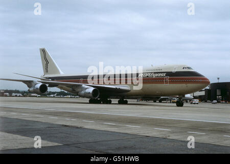Un avion de ligne de passagers People Express Boeing 747 sur le tarmac À l'aéroport de Londres Gatwick Banque D'Images
