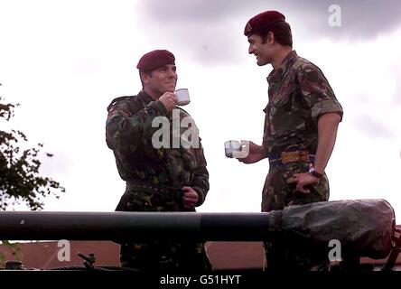 Deux membres du 1er Bataillon, le Régiment de parachutistes célèbrent leur retour de Sierra Leone avec un copieux petit déjeuner anglais à la caserne de Nouvelle-Normandie à Aldershot, Hampshire. * les Para ont été accueillis à la maison de l'État ouest-africain déchiré par la guerre par le ministre des Forces armées John Spellar. Parlant à environ 200 Paras pour le petit déjeuner dans leur caserne, M. Spellar a déclaré que la Grande-Bretagne était fière du rôle qu'elle avait joué en Afrique de l'Ouest. Banque D'Images