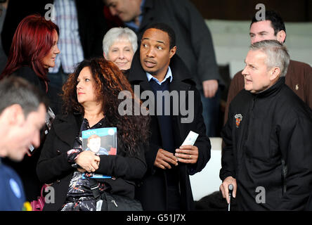 Paul Ince (au centre) dans les tribunes pour regarder son fils Thomas joue pour Blackpool Banque D'Images