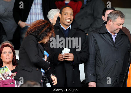 Paul Ince (au centre) dans les tribunes pour regarder son fils Thomas joue pour Blackpool Banque D'Images