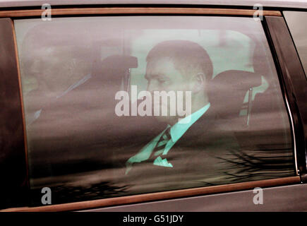 Neil Lennon arrive en voiture au High court de Glasgow où il doit témoigner dans l'affaire de deux hommes accusés de complot pour meurtre du gestionnaire celtique.APPUYEZ SUR ASSOCIATION photo.Date de la photo: Mardi 13 mars 2011.Trevor Muirhead, 43 ans, de Kilwinning, et Neil McKenzie, 42 ans,De Saltcoats, tous deux Ayrshire, sont accusés de comploter pour tuer Lennon, l'ancien MSP Trish Godman, feu QC Paul McBride et divers membres du groupe républicain irlandais Cairde Na Heireann à Glasgow en leur envoyant des engins explosifs improvisés.Voir PA Story COURTS Lennon.Crédit photo devrait se lire: Andrew Banque D'Images