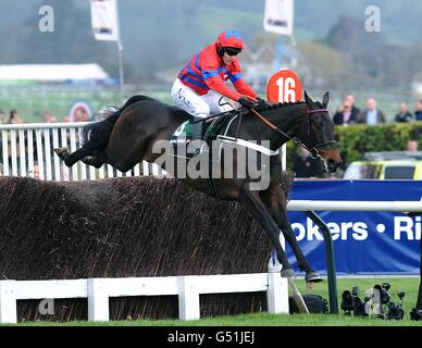 Le sprinter Sacre, criblé par le jockey Barry Geraghty, remporte le Racing Post Arkle Challenge Trophée Chase le jour du Centenaire, pendant le Cheltenham Festival. Banque D'Images