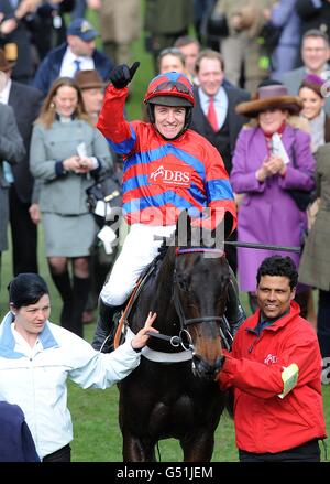 Le sprinter Sacre, criblé par le jockey Barry Geraghty, entre dans l'enceinte des gagnants après avoir remporté le trophée de course Post Arkle Challenge Chase le jour du centenaire, pendant le Cheltenham Festival. Banque D'Images