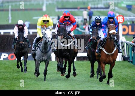 Sprinter Sacre, monté par le jockey Barry Geraghty (au centre), à côté de Cue Card, monté par Joe Tizzard (à droite), et Al Ferof, monté par le jockey Ruby Walsh (deuxième à gauche) pendant le Racing Post Arkle Challenge Trophée Chase le jour du centenaire, pendant le Cheltenham Festival. Banque D'Images