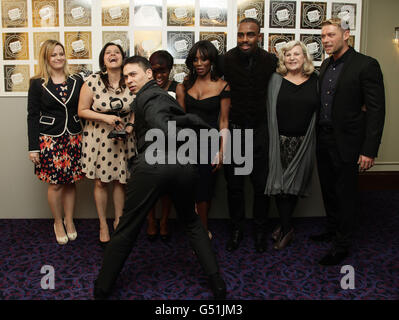 Les membres d'EastEnders ont remporté les prix Ricky Norwood, JO Joyner, Nina Wadia, Diane Parish et John Partridge du savon télévisuel de l'année lors des prix du Club des industries de la télévision et de la radio (TRIC), au Grosvenor House Hotel sur Park Lane, dans le centre de Londres. Banque D'Images