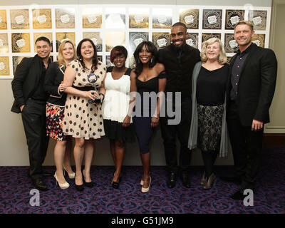 Les membres d'EastEnders ont remporté les prix Ricky Norwood, JO Joyner, Nina Wadia, Diane Parish et John Partridge du savon télévisuel de l'année lors des prix du Club des industries de la télévision et de la radio (TRIC), au Grosvenor House Hotel sur Park Lane, dans le centre de Londres. Banque D'Images