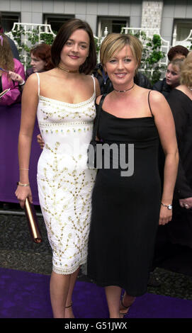 Les actrices Diane Burke, qui joue Katie Rogers et Alexandra Fletcher, qui joue Jacqui Dixon à Brookside, arrivent aux British SOAP Awards 2000 aux studios de télévision de la BBC. Banque D'Images