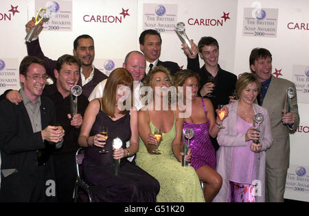 Les membres actuels et anciens de la troupe des Eastenders célèbrent avec leurs 'Best British SOAPs' Awards, lors des British SOAP Awards 2000 dans les studios de télévision de la BBC. Banque D'Images