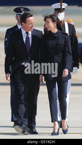 Le Premier ministre britannique David Cameron et sa femme Samantha arrivent à la base aérienne d'Andrews, près de Washington DC, États-Unis, avant leur visite de trois jours aux États-Unis. Banque D'Images