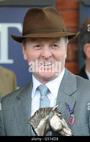 Entraîneur d'Alfie Sherrin Jonjo O'Neill après avoir remporté le JLT Specialty handicap Chase le jour du centenaire, pendant le Cheltenham Festival. Banque D'Images