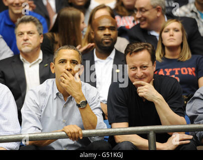 Le Premier ministre David Cameron et le président américain Barack Obama en Ohio regardent un match de basket-ball. Banque D'Images