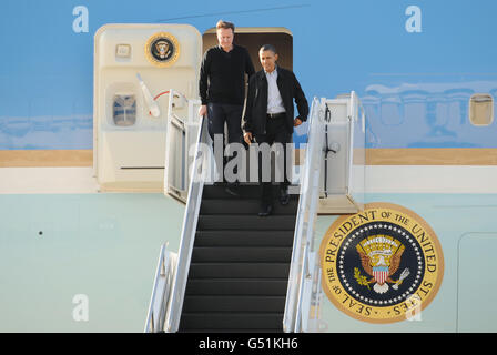 Le Premier ministre David Cameron et le président américain Barack Obama descendent les marches de la Force aérienne un, après être arrivés en Ohio pour assister à un match de basket-ball. Banque D'Images