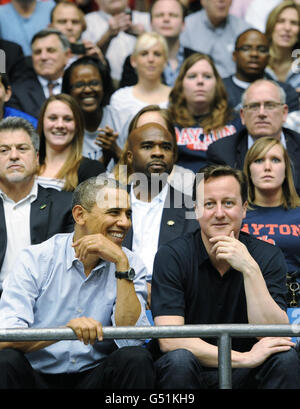 Le Premier ministre David Cameron et le président américain Barack Obama en Ohio regardent un match de basket-ball. Banque D'Images