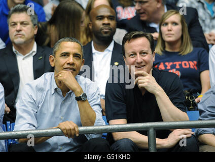 Le Premier ministre David Cameron et le président américain Barack Obama en Ohio regardent un match de basket-ball. Banque D'Images