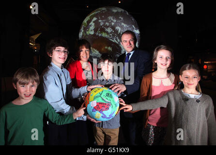 Caroline Spelman, secrétaire à l'environnement et Ed Davey, secrétaire à l'énergie, avec les cinq gagnants du concours Kids Magazine 2050 du National Geographic, (de gauche à droite) Tom Burchall, huit ans, d'Abingdon, William Rice, 11 ans, de Northumberland, Charlie page, 10,De Clitheroe, Ciara Adams, 12 ans, de Lancaster et Ella Heger, 8 ans, de New Malden, devant l'exposition Planet Science au Musée des Sciences de Londres. Banque D'Images