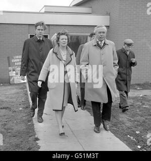 Harold Wilson, le premier ministre, lors de la visite du jour de l'élection de sa circonscription de Huyton, Lancashire, a photographié en quittant un bureau de vote, avec son épouse Mary et son fils Giles. Banque D'Images