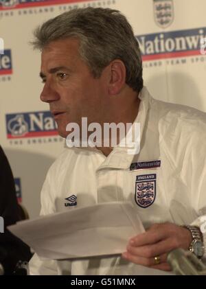 Cette image ne peut être utilisée que dans le contexte d'une fonction éditoriale. L'entraîneur d'Angleterre Kevin Keegan annonce son équipe qu'il va participer aux championnats d'Euro 2000. Banque D'Images