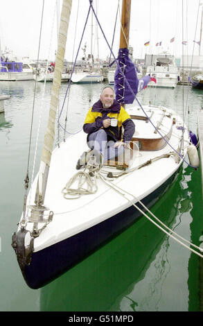 Gerry Barlow sur son bateau 'Moonraker', l'un des petits navires de Dunkerque, se détendant avec une tasse de thé. Une croisière commémorative à Dunkerque par des dizaines de Little Ships a été reportée en raison du mauvais temps. * le voyage par 58 de l'artisanat de Douvres, marquant le 60ème anniversaire de l'évacuation héroïque de plus de 338,000 soldats anglais et alliés du port français pendant la Seconde Guerre mondiale, a été remis 24 heures. Banque D'Images