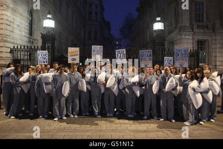 Silentnight tenir un stunt appelé la Révolution silencieuse à l'extérieur de Downing Street pour souligner leurs recherches que la nation n'obtient pas une bonne nuit de sommeil. Banque D'Images