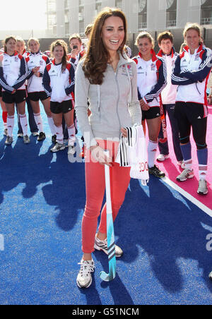 La duchesse de Cambridge visite le Parc Olympique.La duchesse de Cambridge sourit lorsqu'elle rencontre l'équipe de hockey de GB à la Riverside Arena, dans le parc olympique. Banque D'Images